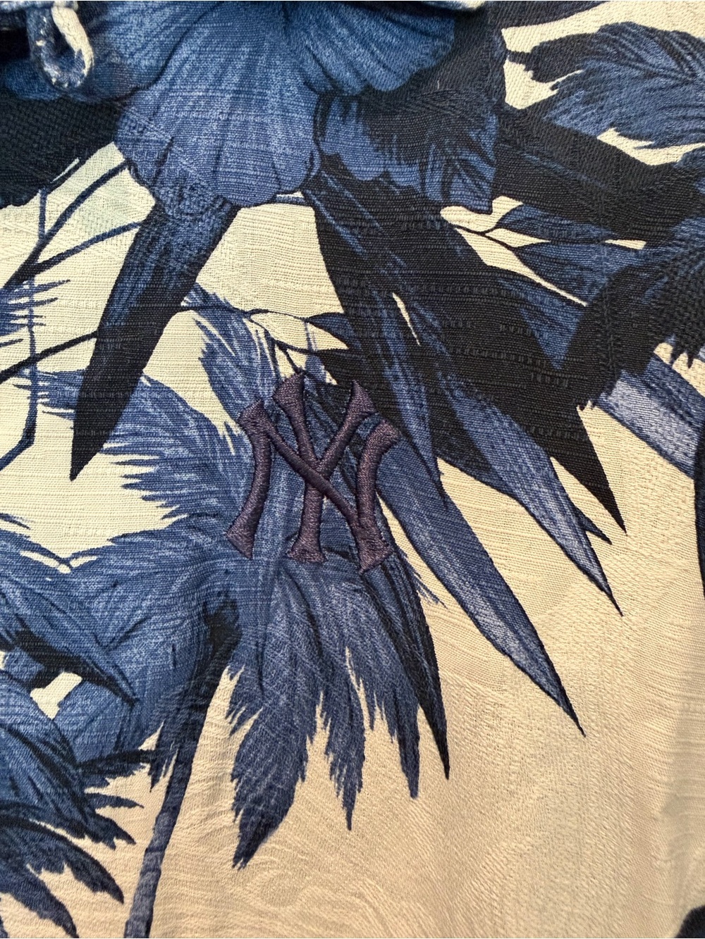 New York Yankee Tommy Bahama Hawaiian Shirt - Picture 4 of 5